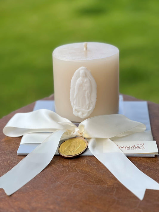 CIRIO GRANDE DE VIRGEN DE GUADALUPE EN BLANCO CON BASE DE ACRILÍCO